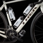 Vélo Gravel Trek Checkpoint ALR 5 22 Blanc avec accessoires porte bouteille