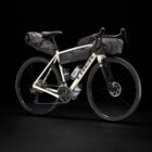 Vélo Gravel Trek Checkpoint ALR 5 22 Blanc avec accessoires sacs et bouteilles